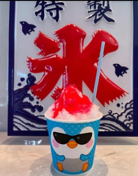 夏季限定メニュー。かき氷の「小倉」(750円/左)と、市川の花火大会の日に販売したテイクアウト用かき氷「イチゴ」(400円)。※2026年は現時点で未定。