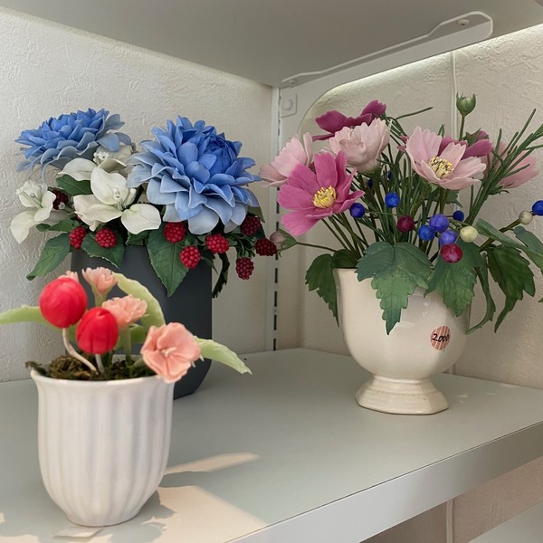 樹脂粘土で作った花の種類は豊富。「母の日」にはカーネーションなどが並ぶ。