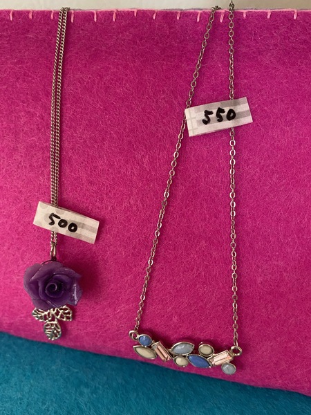 「ネックレス」(右/550円・左/500円)。