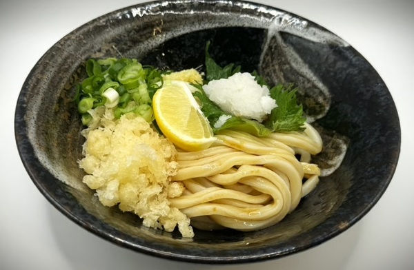 「醤油・冷たいうどん(並300g)」660円。店主お薦めの醬油を好みの量ふりかけて混ぜ合わせる。
