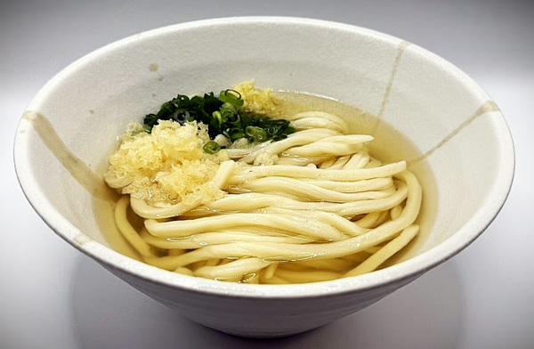 「温かいかけうどん」。