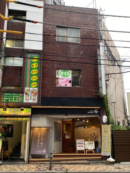 市川駅北口から徒歩約5分の新田イワナビル1階にある「うどんYAMAICHI」。