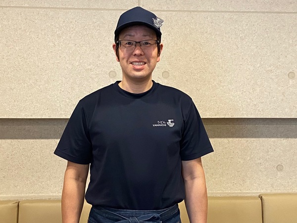 笑顔でお客様をお迎えする「うどんYAMAICHI」の店主・山田将弘さん。