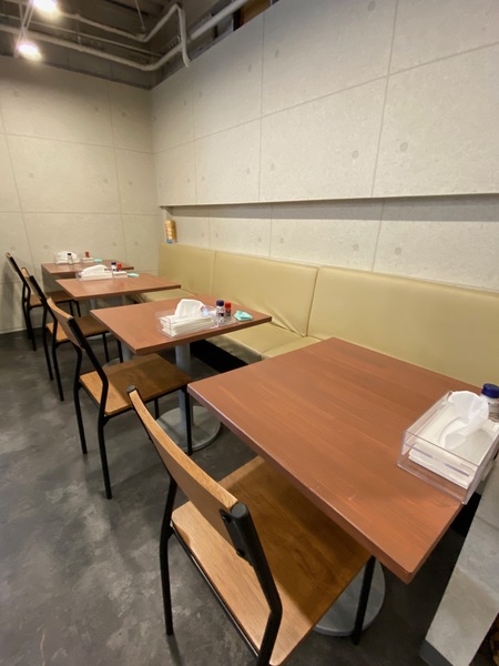 店内はカウンター席、仕切りのある椅子席、ソファと椅子席が組み合わさったテーブル席に分かれている。