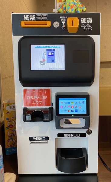 オーダーと会計は、メニュー表を見て各自セルフレジで行う。