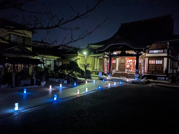 毎年12月31日の23時55分頃~1月1日の1時頃まで、年越しに行う「新春祝祷会」。