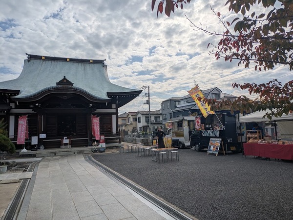 キッチンカー出店日の「照徳山 本久寺」の境内(※キッチンカーの種類は、開催日により異なる)。