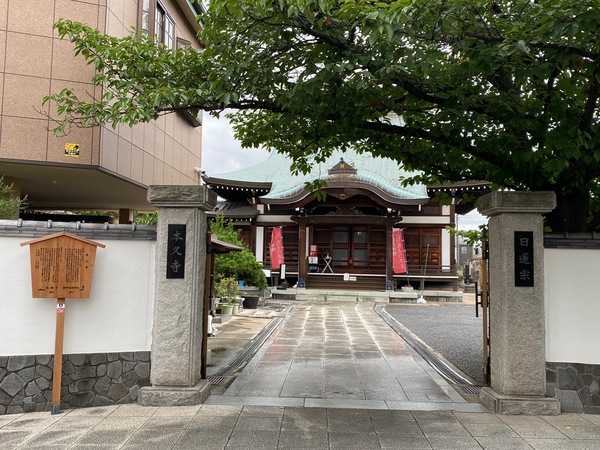“権現道”沿いに建つ「照徳山 本久寺」。