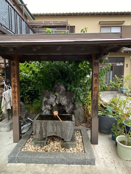 境内にある「手水舎」。