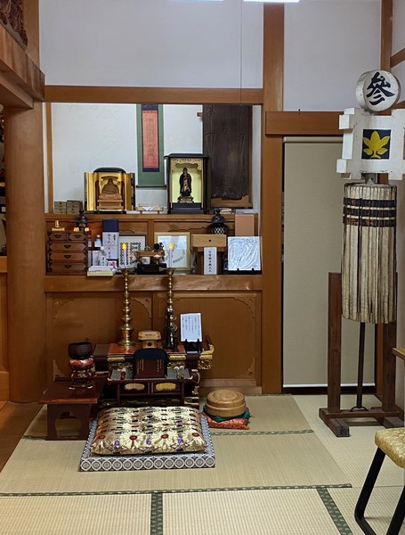 本堂右手奥には、眼病守護の善神日朝上人をお祀りしている。