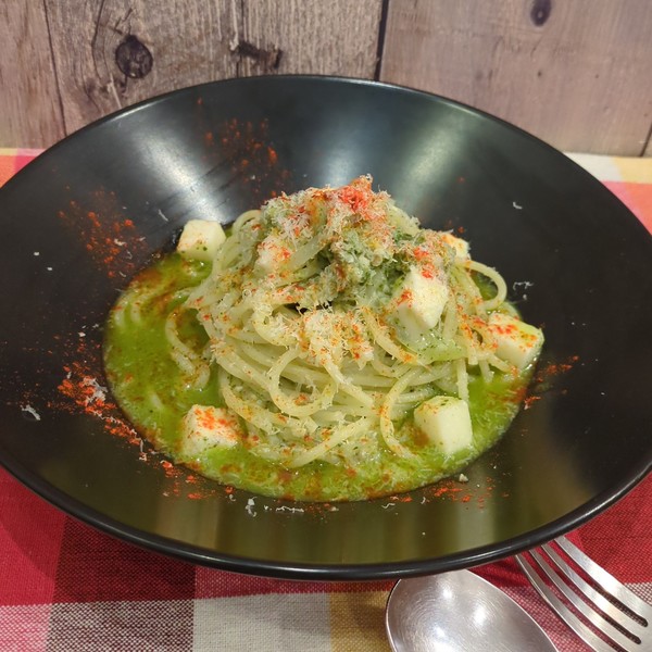 ランチのパスタメニューの一例「バジルソースパスタ」。