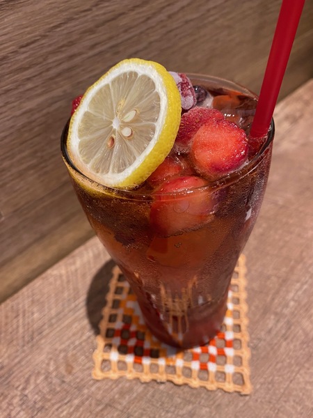 夏季限定のスペシャル・メニュー ノンアルコールカクテル「フルーツ&ドライ・ジンジャエール モクテル」680円。