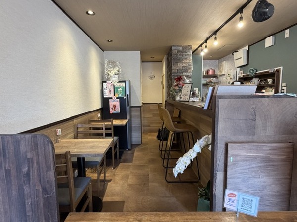入り口から奥を撮影した店内。