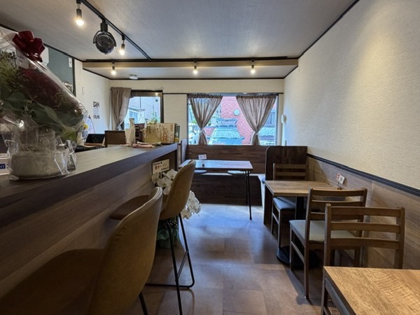奥から入り口側を撮影した店内。