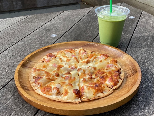 期間限定で登場する大人気の「和梨のピッツァ」1800円。奥は「グリーンスムージー」750円。