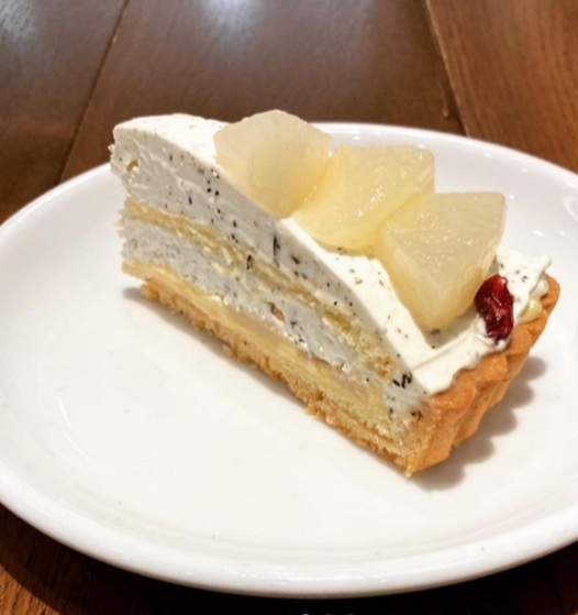勘兵衛園のとれたて梨「豊水」とMLESNA TEAのスリランカ産茶葉と複数の天然香料を使った爽やかな紅茶「エデンの果実」を組み合わせた贅沢なケーキ「豊水梨とエデンの果実のタルト」。