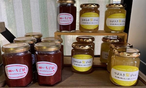 「太田いちご園のイチゴジャム」と「なめらか梨ジャム」・「つぶ入り梨ジャム」各900円。