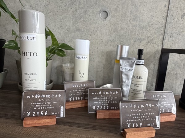 erikaさんが爪の手入れなどに使用している商品も販売。