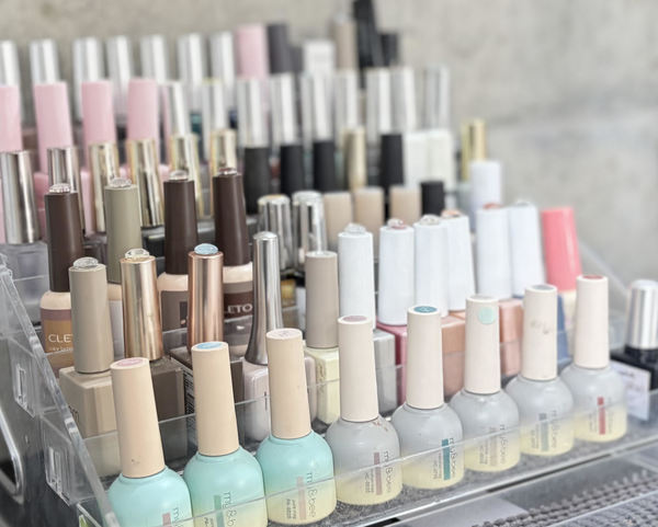 「nail salon ASUNALO」で使用する商材。海外から仕入れたものやジェル以外のインクなどもある。