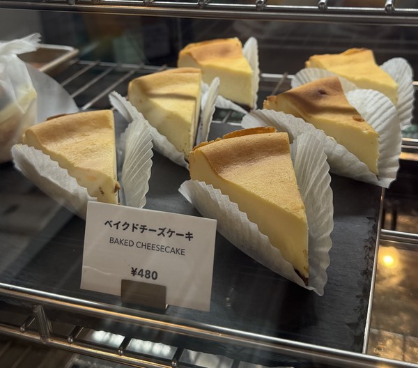 濃厚なクリームチーズを使い、きつね色に焼き上げた「ベイクドチーズケーキ」480円。