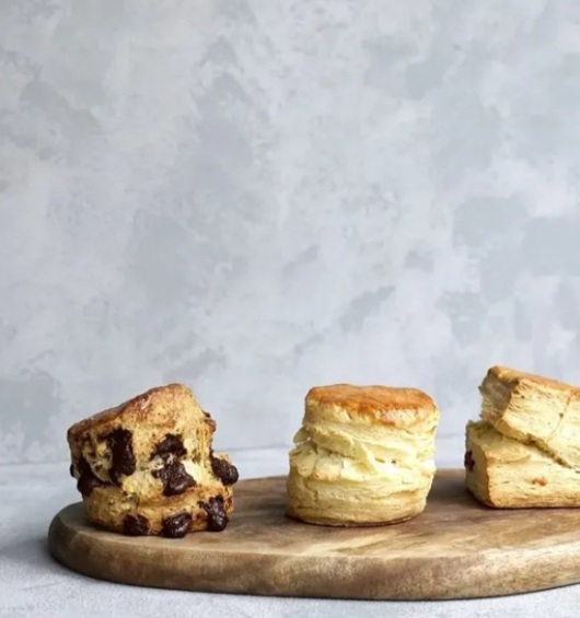 毎朝「n COFFEE & BAKE」の店内で焼き上げるスコーンは全3種類。左から「チョコバナナスコーン」430円、「バターミルクスコーン」・「チーズとベーコンのスコーン」各400円。