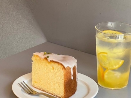 国産のレモンを使用した「自家製レモネード」600円と、「レモンケーキ」500円。メレンゲとたっぷりのバターでしっとり仕上げ、レモンアイシングをまとった爽やかなレモンケーキは絶品! 2品ともテイクアウトOK。