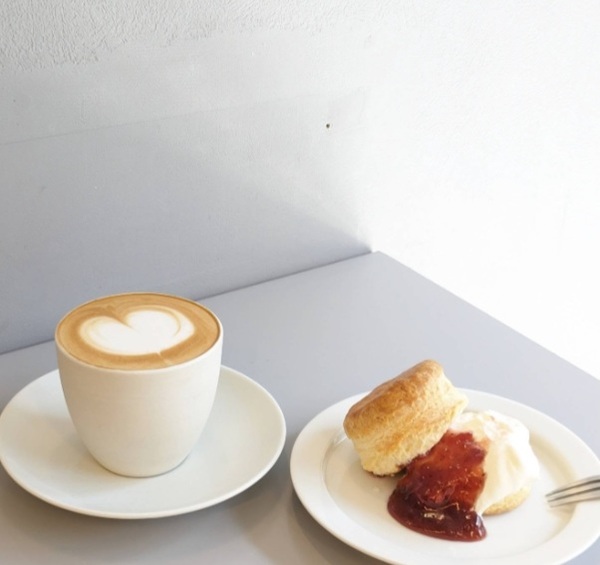 「バターミルクスコーン」(400円)に、ジャム(100円)を追加トッピング。「カフェラテ」は650円。