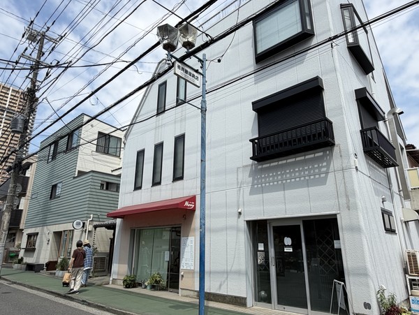 外観が白い建物の1階(写真右側)にある「n COFFEE & BAKE」。