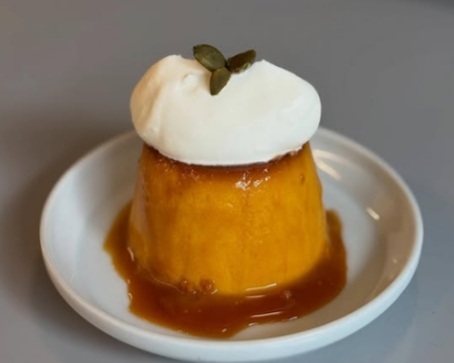 季節限定スイーツ「パンプキンプリン」。濃厚なかぼちゃの味とほろ苦いカラメルがよく合う(店内利用のみホイップクリーム付き)。