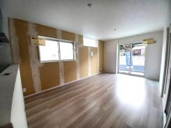 キッチンと統一感のある家具など設置し、お洒落な空間に！
