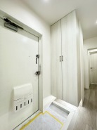 空間を有効的に活用することで、様々なサイズのアイテムをしまうことができ、モノで雑然としがちな玄関をスッキリとした状態に保てます。 また、靴のまま出入りできるため、外から持ち帰ったアイテムを家の中に通すことなく収納できますね！
