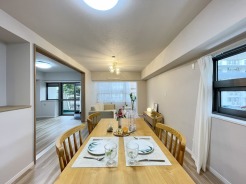 広々としたLDKは、家具のレイアウトも自由自在です。
素敵なインテリアに囲まれた、自分好みの空間を。
