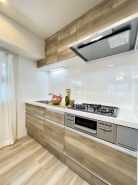 キッチンスペースは明るい空間に！使い手目線でポイントを押さえ、家事が楽しく進むキッチン。細部にまで施された上質なアイテムが快適な日常生活を叶えてくれます。