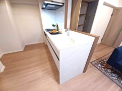 システムキッチンには物が取り出しやすく、開閉もスムーズな、スライド式収納を採用しました。
