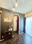 シックなダークトーンの壁紙には、上品なダマスク柄が施され、空間全体に深みと高級感を与えています。