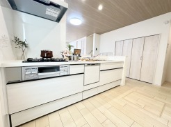 【B号棟】キッチンスペースは明るい空間に！使い手目線でポイントを押さえ、家事が楽しく進むキッチン。細部にまで施された上質なアイテムが快適な日常生活を叶えてくれます。お料理もしやすく、お子様の様子を見ながら家事も出来ます！
