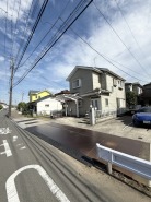 閑静な住宅街です！お子様と手を繋いで並んで歩けるくらい広い前面道路です！
