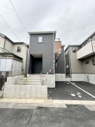 【2号棟】建物完成しました！
閑静な住宅地で小さなお子様がいるご家族にも安心。
住宅地で叶える穏やかな新生活が待ってます。
是非、現地ご内見ください！
