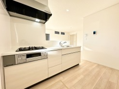 【２号棟】キッチンスペースは明るい空間に！使い手目線でポイントを押さえ、家事が楽しく進むキッチン。細部にまで施された上質なアイテムが快適な日常生活を叶えてくれます。お料理もしやすく、お子様の様子を見ながら家事も出来ます！
