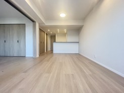 光と風が溢れる開放的なダイニングには自然と家族みんなが集まってきます。明るく穏やかな空気の中で飲んだり、食べたり、笑ったり。
