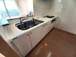 キッチンスペースは明るい空間に！使い手目線でポイントを押さえ、家事が楽しく進むキッチン。細部にまで施された上質なアイテムが快適な日常生活を叶えてくれます。お料理もしやすく、お子様の様子を見ながら家事も出来ます！
