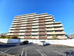 閑静な住宅地で小さなお子様がいるご家族にも安心。
住宅地で叶える穏やかな新生活が待ってます。
是非、現地ご内見ください！
