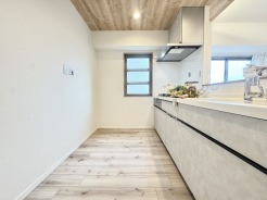 女性に大人気の対面キッチン！お料理しながらご家族とのコミュニケーションが取れる取れるのは対面だから出来ること！
お小さいお子様を見守りながらの家事は安心ですよね！
食洗機も完備で食後の皿洗いが楽々です！
