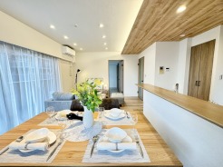 清潔感の溢れるクロスが明るい空間を創り出しているダイニング。
ここで楽しむ家族の時間が絆をより深めてくれそうです。
集いの場、憩いの場としての快適性を求めたやすらぎの空間です。
