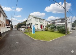 閑静な住宅街です！お子様と手を繋いで並んで歩けるくらい広い前面道路です！
