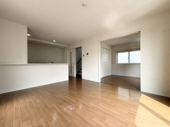 広々としたLDKは、家具のレイアウトも自由自在です。
素敵なインテリアに囲まれた、自分好みの空間を。
