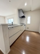 キッチンでも開放感あり！
食器洗い乾燥機や浄水器一体型シャワー水栓などを搭載した、対面キッチンはご家族との会話を楽しみながら、お子様の様子を見守りながらお料理できる人気のスタイルです！

