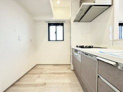 キッチンスペースは明るい空間に！使い手目線でポイントを押さえ、家事が楽しく進むキッチン。細部にまで施された上質なアイテムが快適な日常生活を叶えてくれます。お料理もしやすく、お子様の様子を見ながら家事も出来ます！
