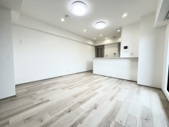 広々としたLDKは、家具のレイアウトも自由自在です。
素敵なインテリアに囲まれた、自分好みの空間を。
