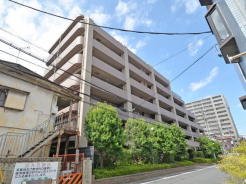 総戸数51戸、植栽の管理も行き届いたマンションで管理体制良好！